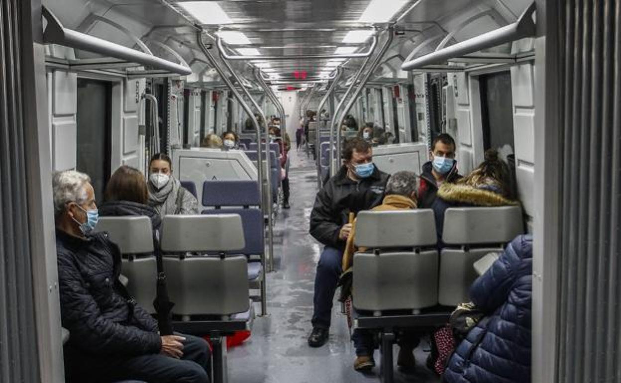 Usuarios de Cercanías, en el tren Torrelavega-Santander hace unos días. 