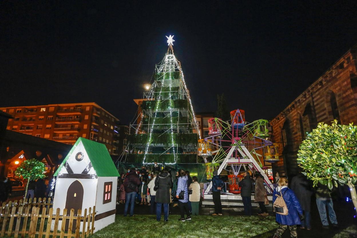 El Árbol Solidario, junto a la iglesia de La Asunción.