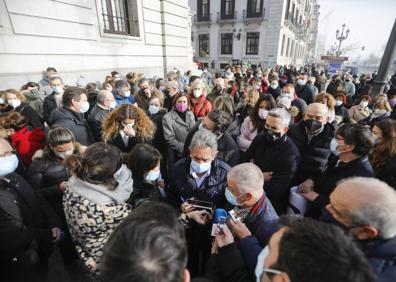 Imagen secundaria 1 - «No podemos permitir esta carnicería de mujeres y niños»