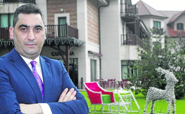 David Arias, junto a uno detalles navideños en el Balneario.