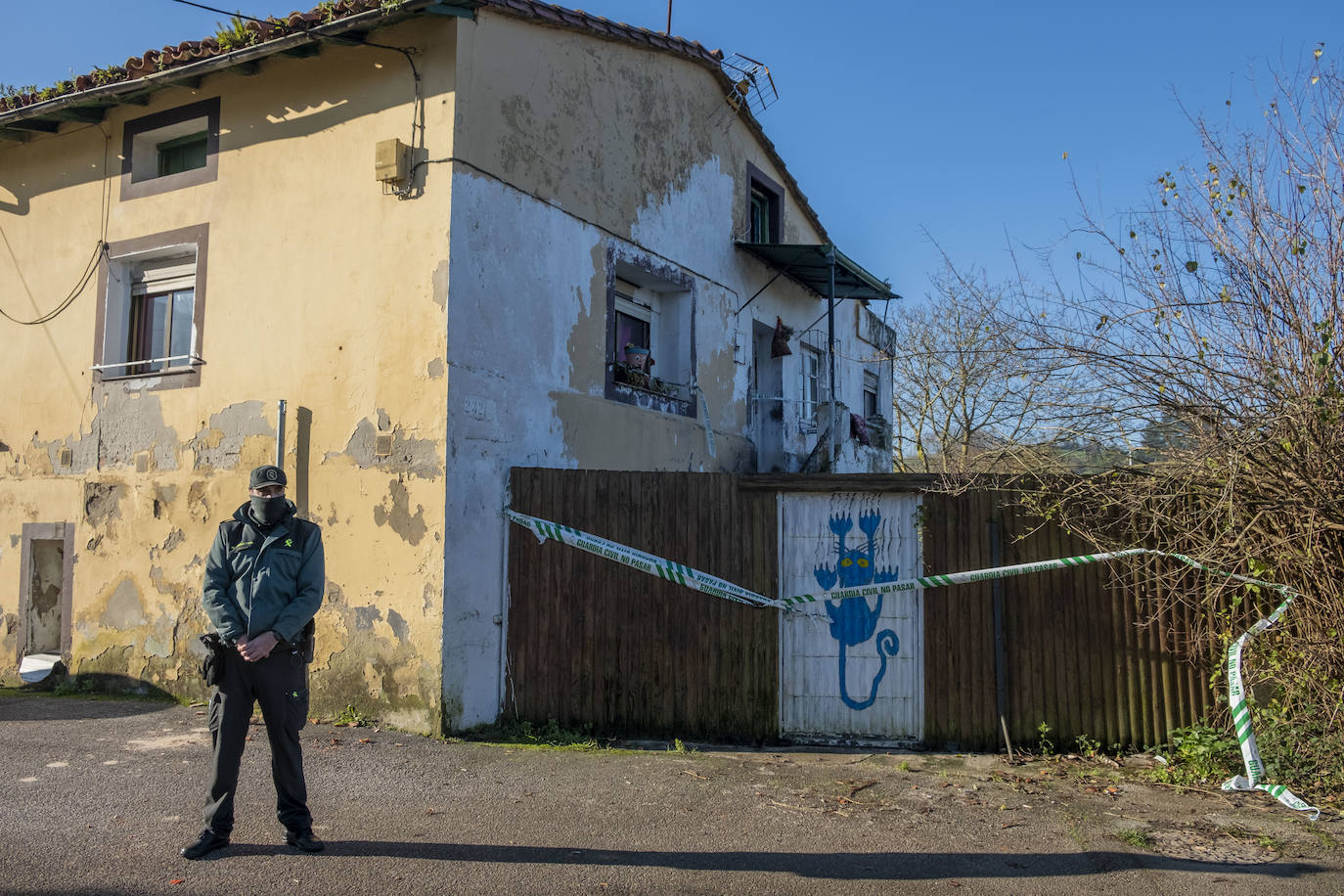 Fotos: La Guardia Civil la Cientifica buscan el arma homicida