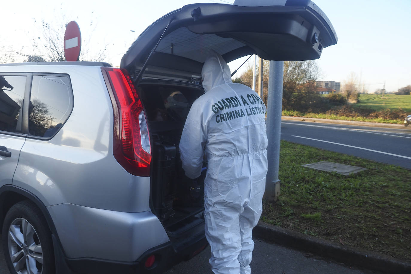 Fotos: La Guardia Civil la Cientifica buscan el arma homicida