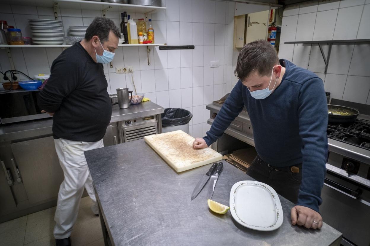 Antonio José Breijo, a la izquierda, junto a su hijo, Borja, ayer, en la cocina de La Caracola