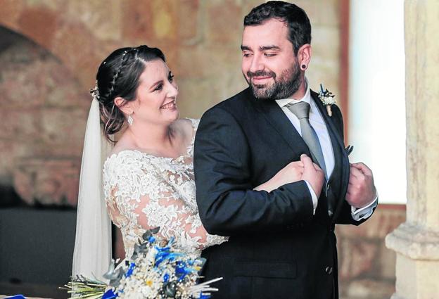 Henar Maroñas y Adrián Sarabia se casaron en la Catedral de Santander el pasado 10 de julio. La pareja recuerda que el día de la boda la novia estrenó unas lentillas y cuando se las puso se dio cuenta de que se las habían dado cambiadas. Cuando intentó quitárselas no podía y despertó a Adrián a las ocho de la mañana para que fuera a su casa a ayudarla. La segunda anécdota es que el novio contrató un Cabify para ir a la iglesia y se lo anularon cinco minutos antes, por lo que casi llegaron a la vez.