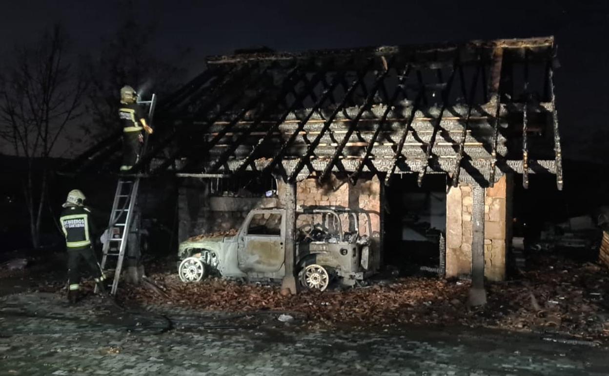 Imagen de los bomberos trabajando en la casa.