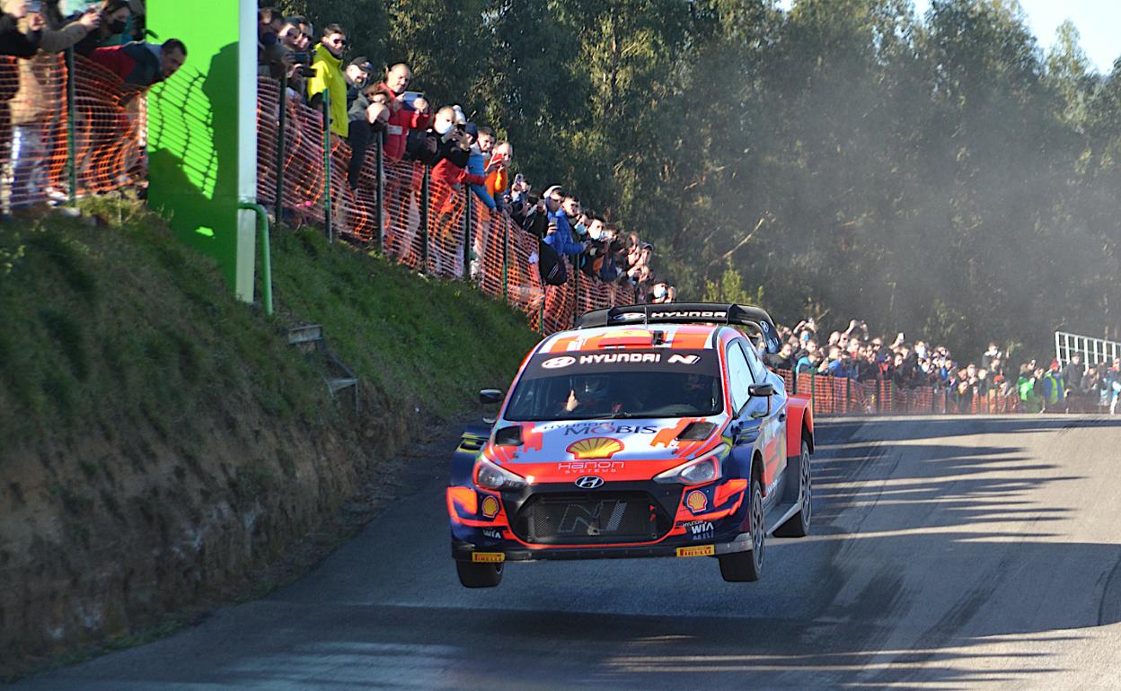 Dani Sordo, con el Hyundai con el que ha disputado el último Mundial, en una de las exhibiciones.