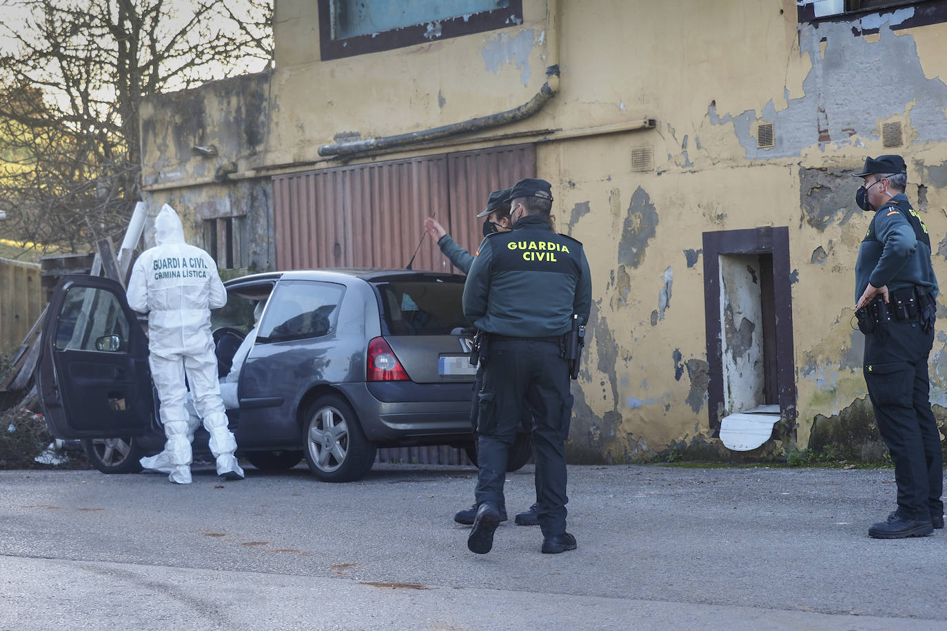 Fotos: La Guardia Civil la Cientifica buscan el arma homicida