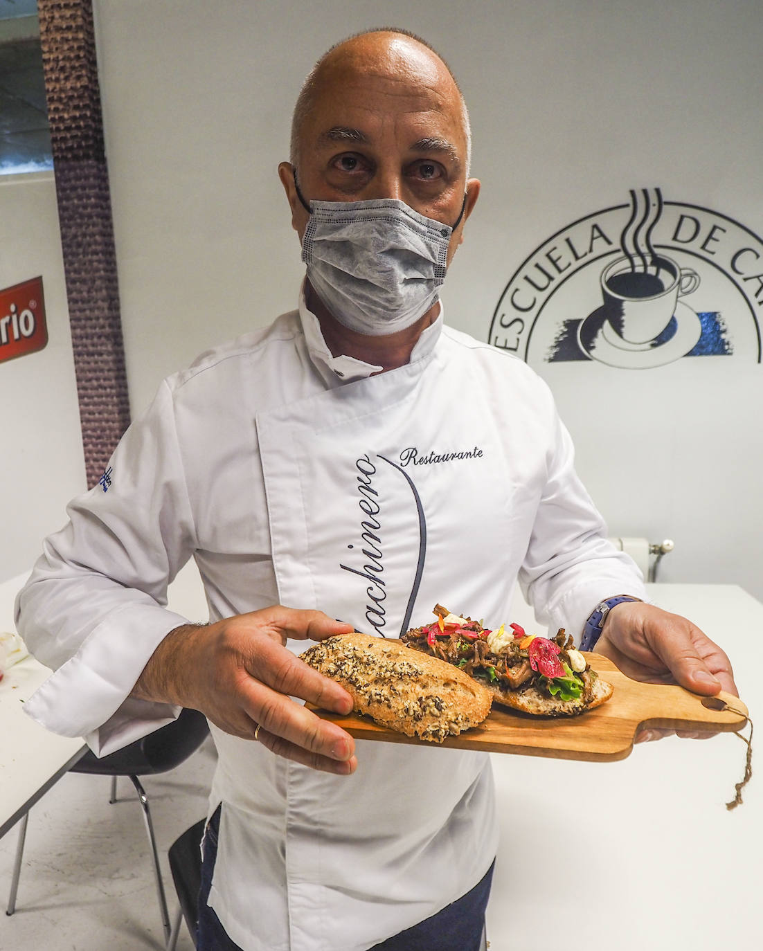 En segunda posición quedó Fernando Pérez, del Restaurante El Machinero de Santander, con su bocadillo de pan de cereales con costilla de vaca de Cantabria hecha a baja temperatura con soja, cebolla encurtida en lima y mousse de chimichurri. 