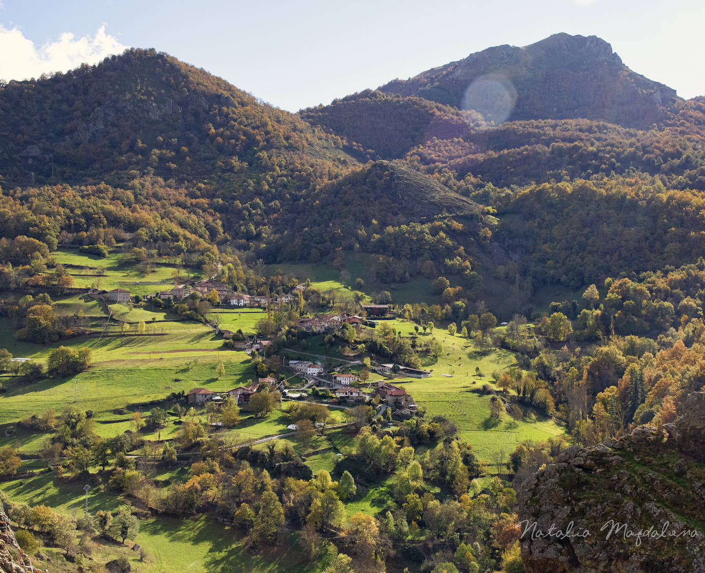 Hay quien llama a esta zona de Cantabria la pequeña Suiza, pero por qué vamos a compararnos a otro lugar si Liébana alberga sus propios tesoros por descubrir a lo largo y ancho de sus valles. Los paisajes son de profunda belleza y relieves extremos, donde los Picos de Europa se imponen como protagonistas y guardianes de estas tierras