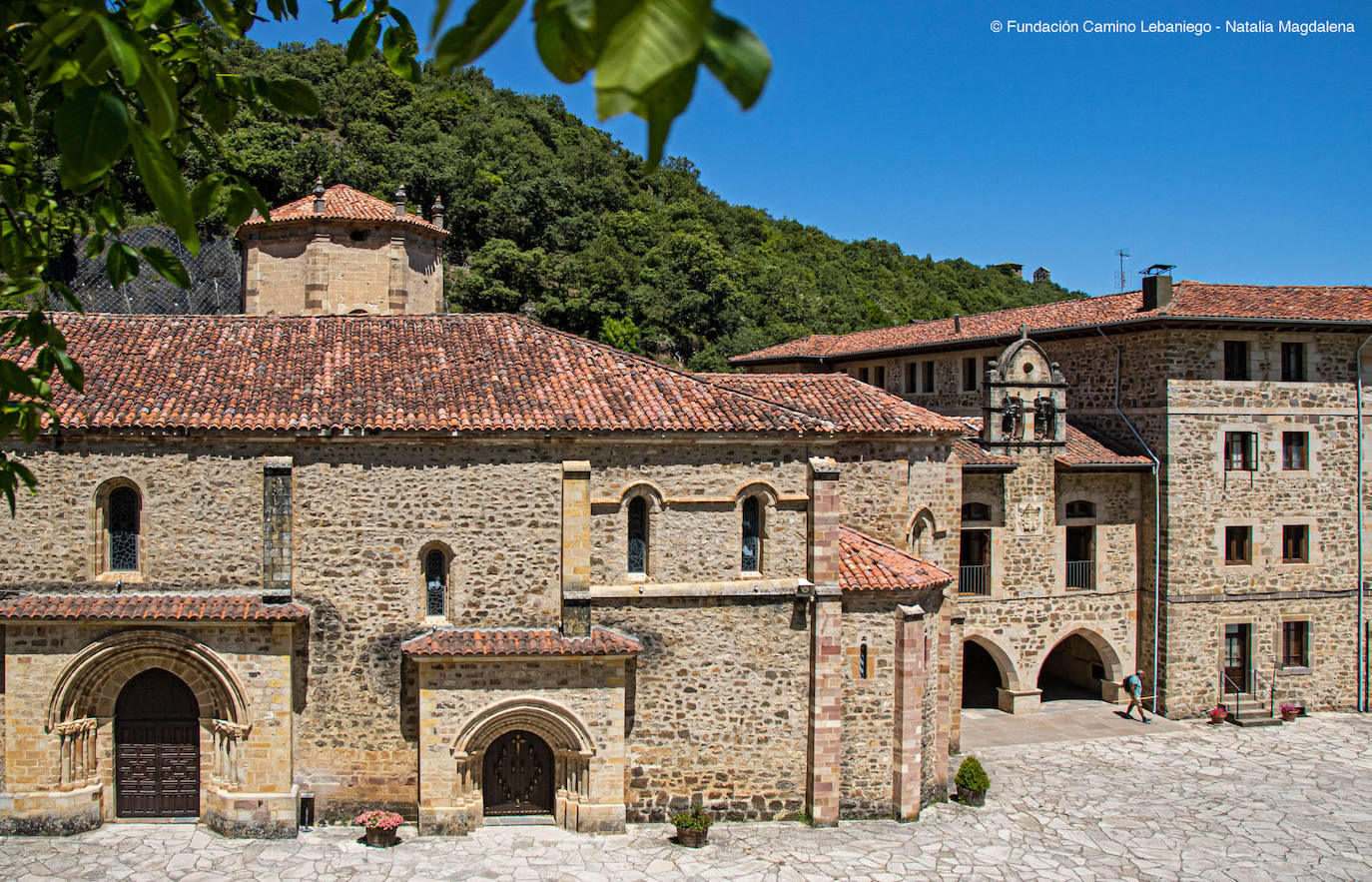 Monasterio de Santo Toribio. Hay quien llama a esta zona de Cantabria la pequeña Suiza, pero por qué vamos a compararnos a otro lugar si Liébana alberga sus propios tesoros por descubrir a lo largo y ancho de sus valles. Los paisajes son de profunda belleza y relieves extremos, donde los Picos de Europa se imponen como protagonistas y guardianes de estas tierras