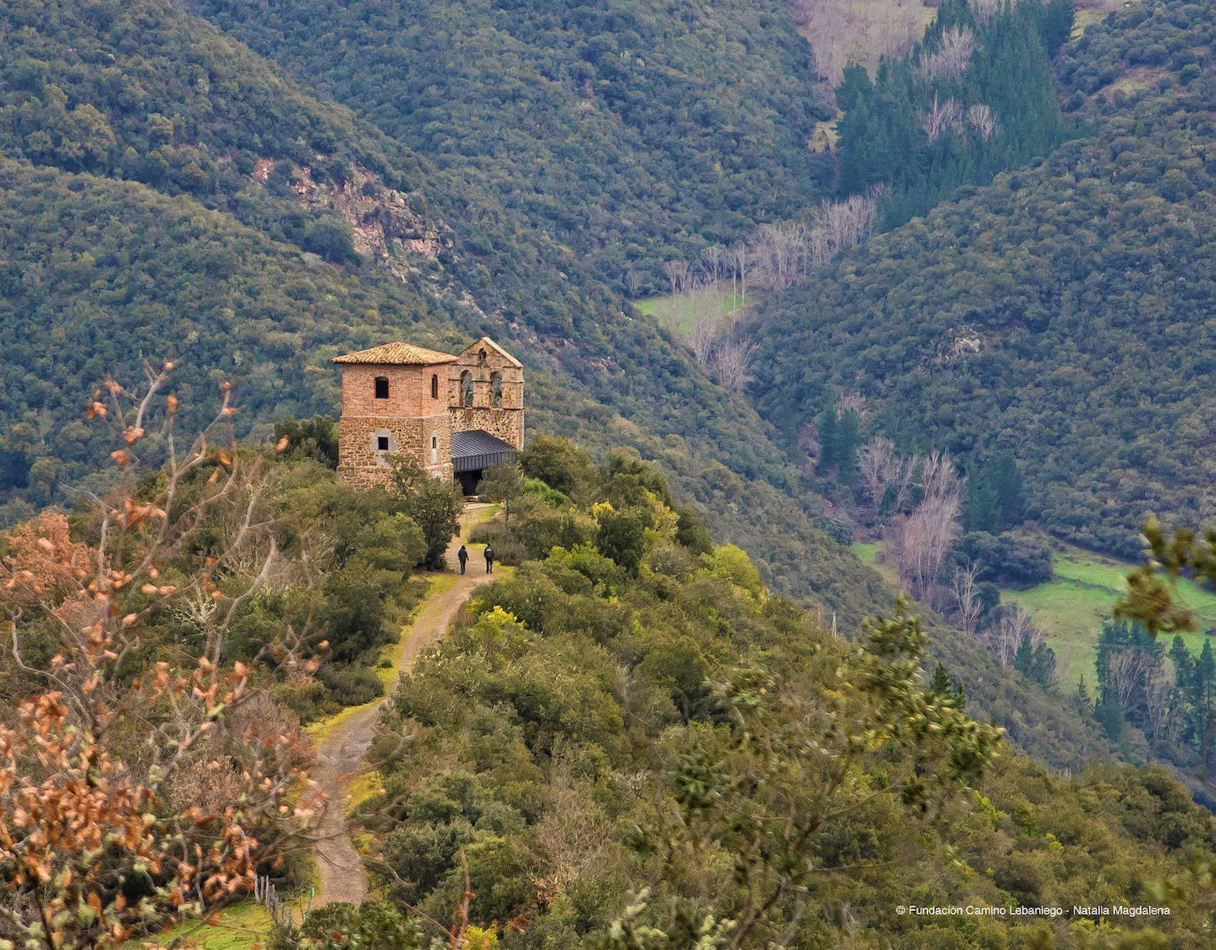 Hay quien llama a esta zona de Cantabria la pequeña Suiza, pero por qué vamos a compararnos a otro lugar si Liébana alberga sus propios tesoros por descubrir a lo largo y ancho de sus valles. Los paisajes son de profunda belleza y relieves extremos, donde los Picos de Europa se imponen como protagonistas y guardianes de estas tierras