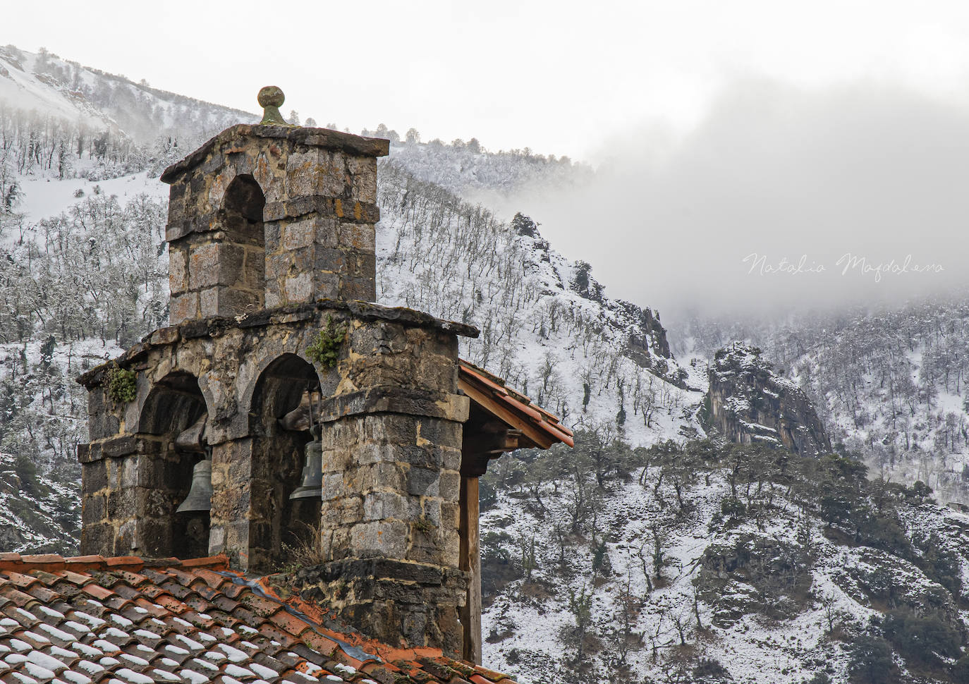 Campanario de Mogrovejo. Hay quien llama a esta zona de Cantabria la pequeña Suiza, pero por qué vamos a compararnos a otro lugar si Liébana alberga sus propios tesoros por descubrir a lo largo y ancho de sus valles. Los paisajes son de profunda belleza y relieves extremos, donde los Picos de Europa se imponen como protagonistas y guardianes de estas tierras