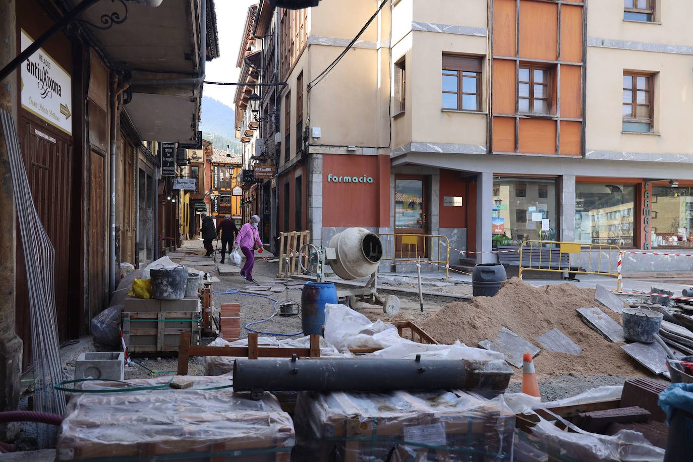 Se reanudan las obras de enlosado en la calle La Cantabra de Potes tras suspender el TSJC la paralización de los trabajos decretado por Patrimonio 