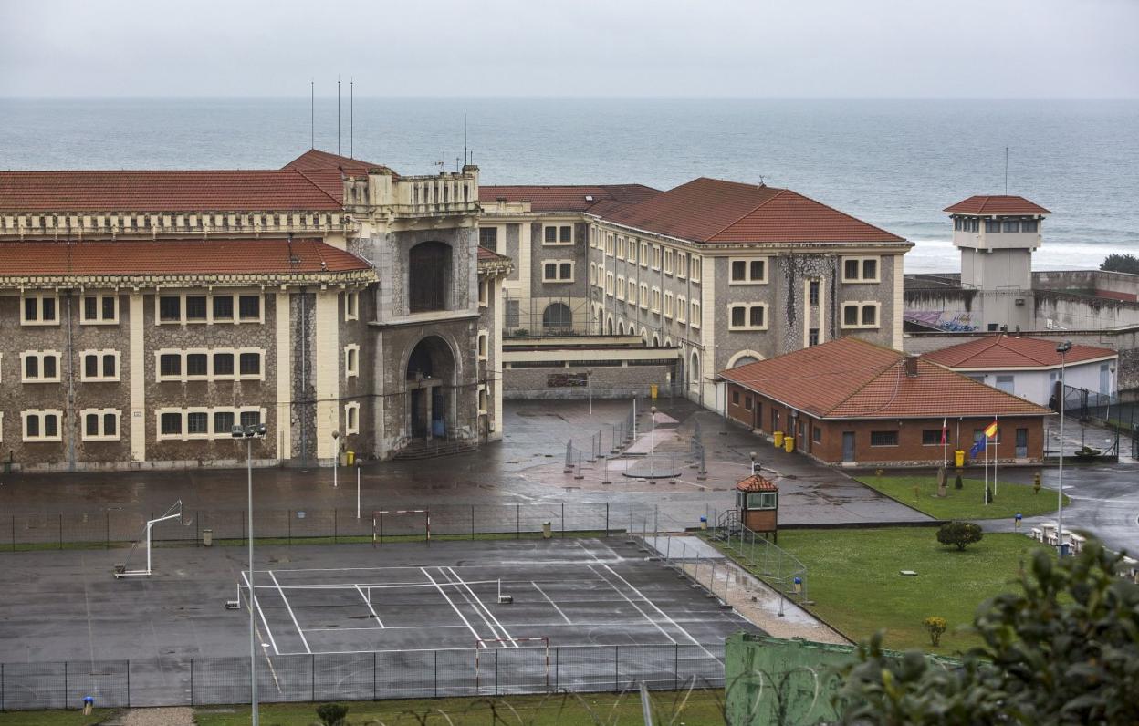 Imagen exterior del edificio del penal de El Dueso, en Santoña, con las zonas deportivas y el patio en primer plano