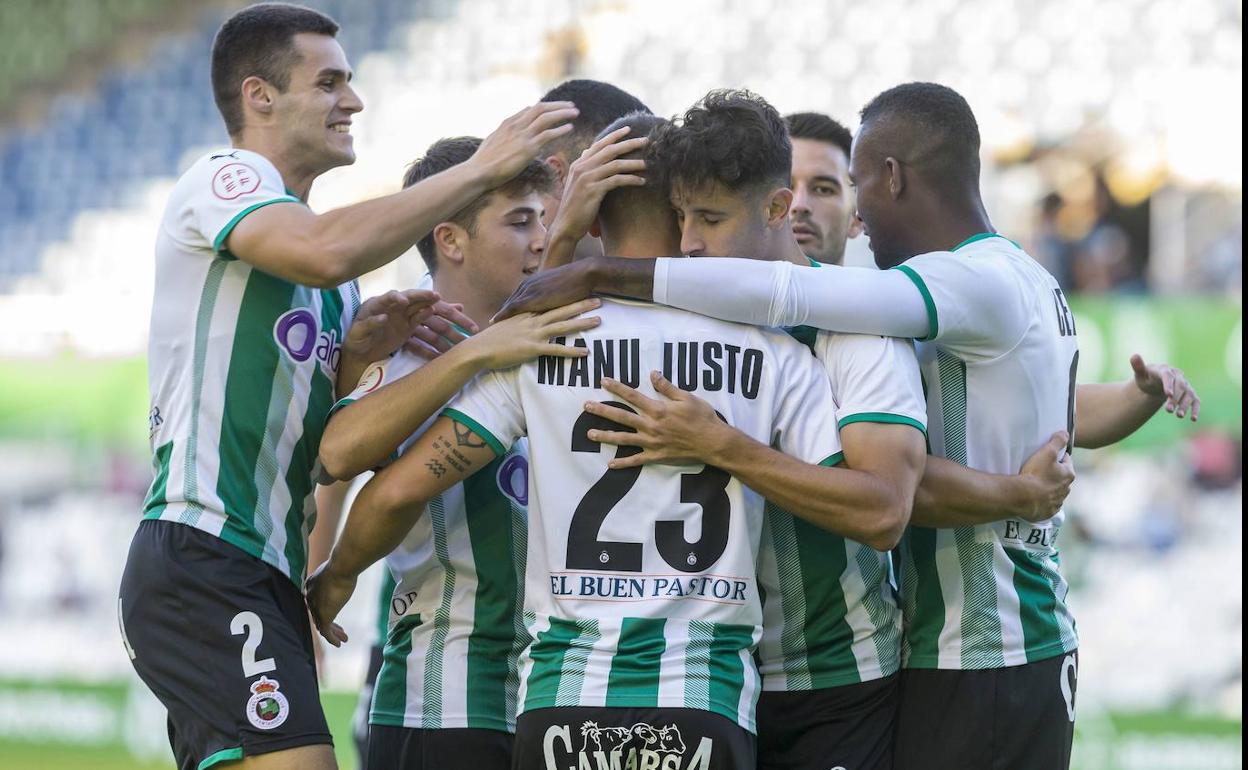 Los jugadores del Racing se abrazan para celebrar uno de los goles de esta temporada. roberto ruiz