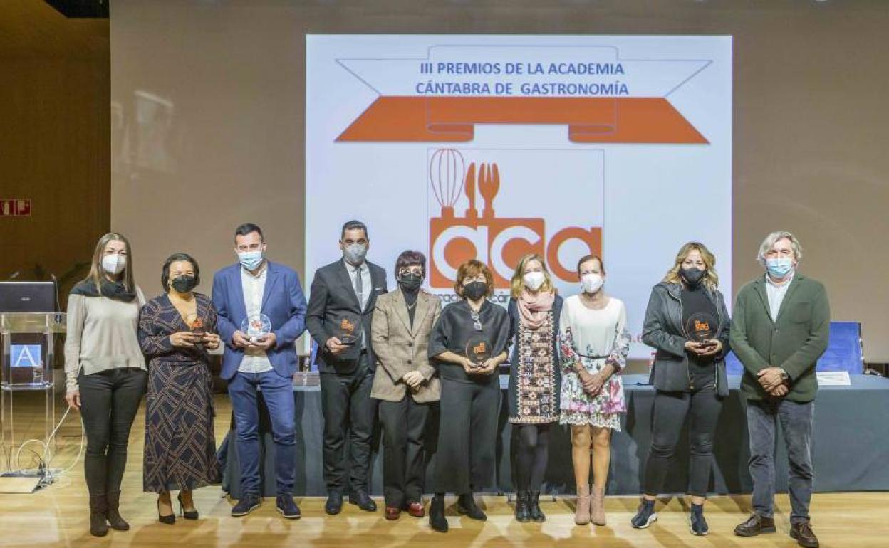 Los premiados por la Academia Cántabra de Gastronomía con sus galardones.