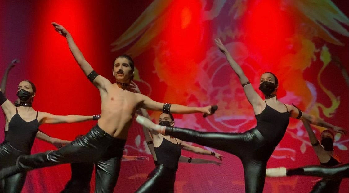 La Escuela de Danza rinde homenaje a la banda de Freddie Mercury y comparte su gala navideña en el Teatro Salesianos.