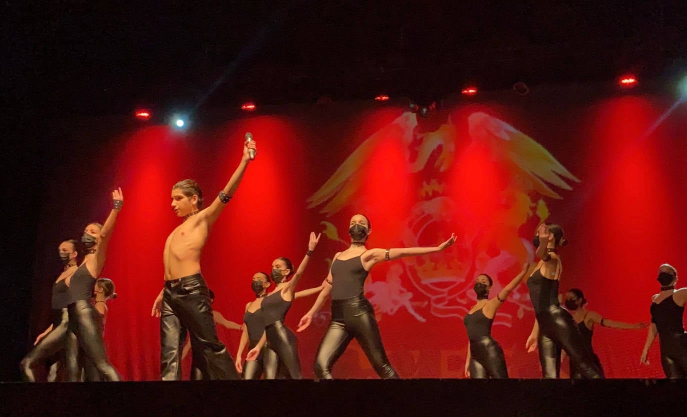 La Escuela de Danza rinde homenaje a la banda de Freddie Mercury y comparte su gala navideña en el Teatro Salesianos.