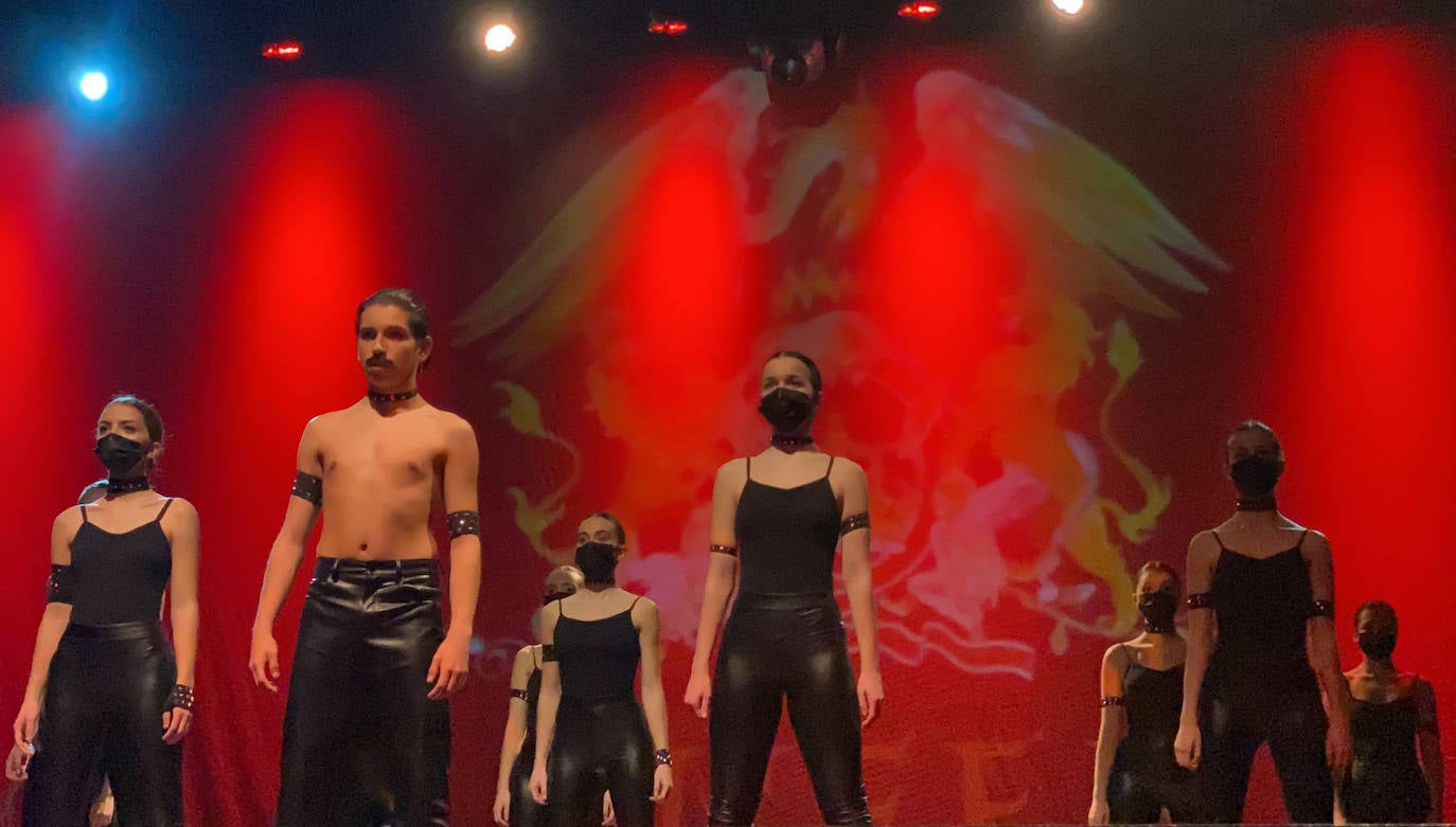 La Escuela de Danza rinde homenaje a la banda de Freddie Mercury y comparte su gala navideña en el Teatro Salesianos.