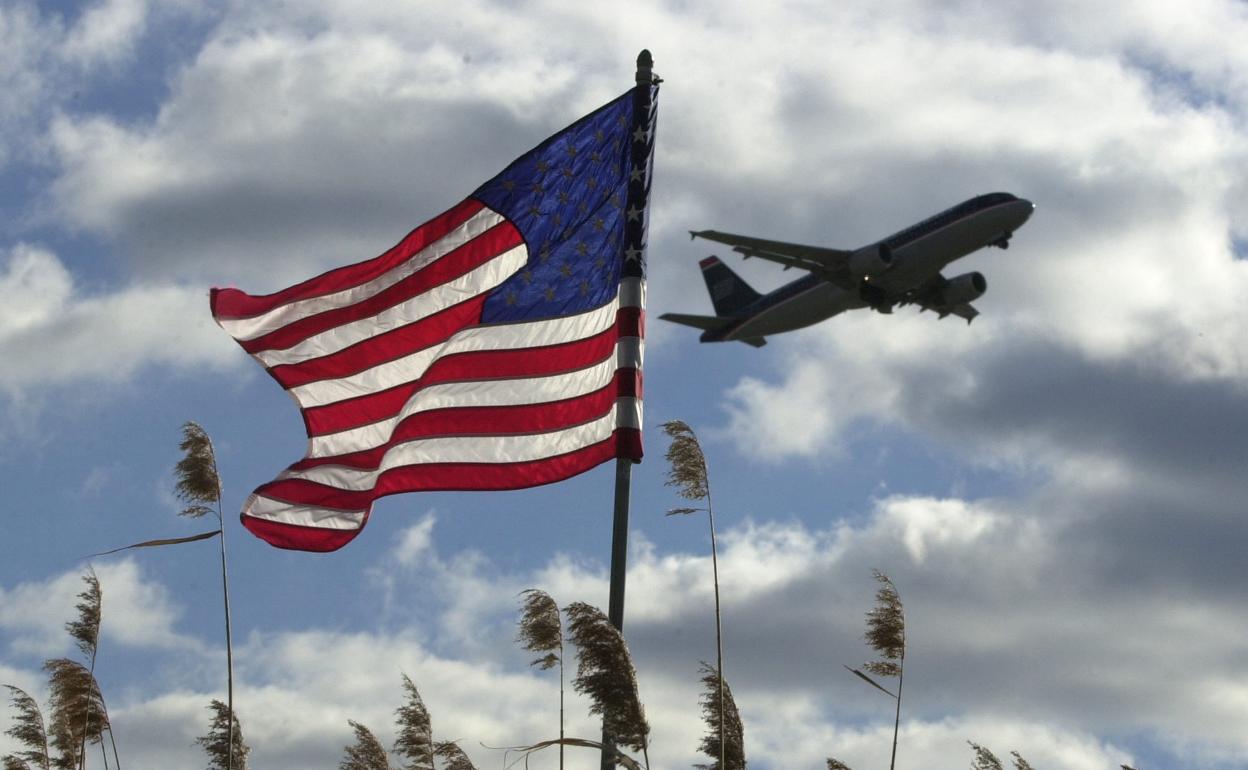 Un avión despega del Aeropuerto Internacional de Filadelfia (EE UU).