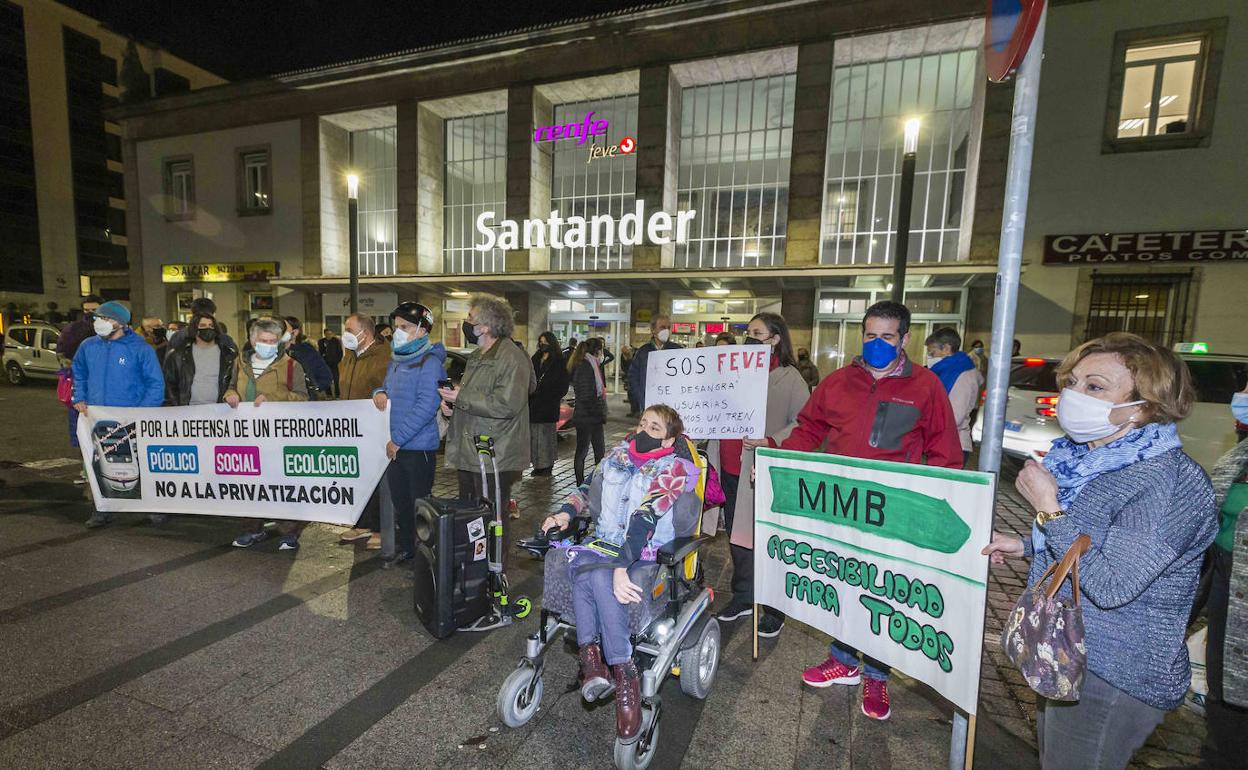 La concentración de ayer frente a la sede de Feve en Santander comenzó sin la delegación que debía llegar en tren desde Torrelavega.