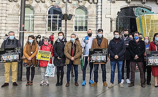 Minuto de silencio frente al Ayuntamiento de Santander 