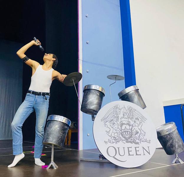 Pose de Raúl Merino con la batería de 'Queen', todo un trabajo artesanal de amigos de Gloria Rueda.