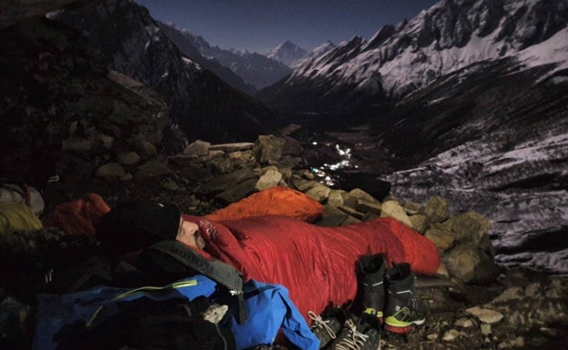 Eneko Garamendi, jefe de campo base en la expedición de Txikon, disfruta de la vista nocturna en el vivac a 4.300 metros de altitud.