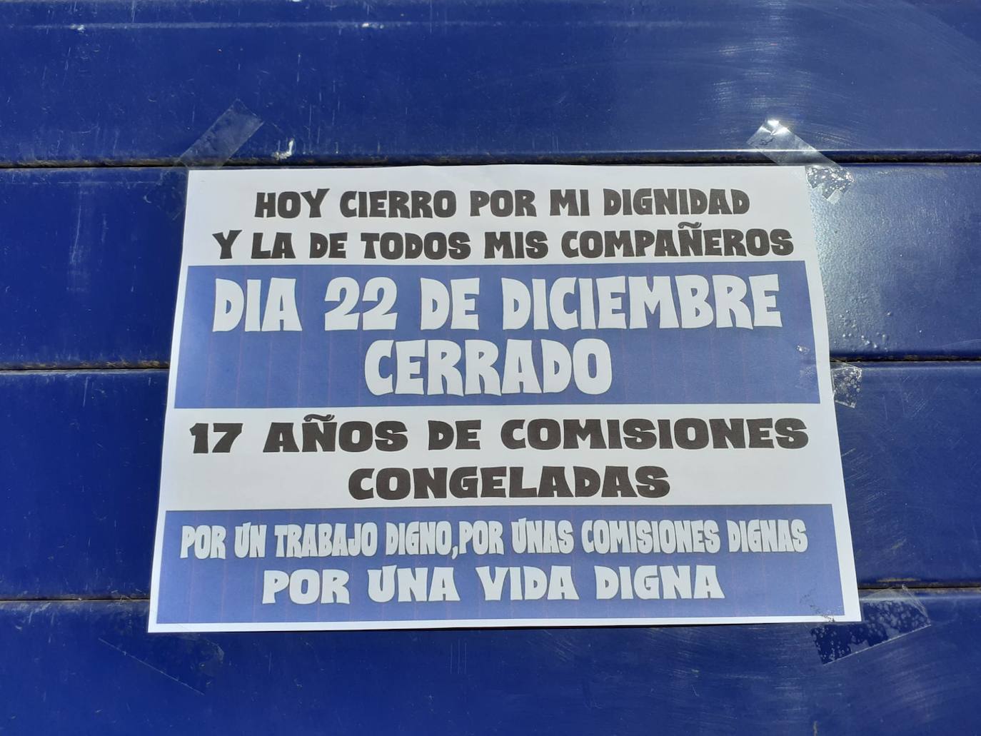 Si le ha tocado algún décimo de la Lotería Nacional quizá hoy no pueda cobrarlo porque muchas administraciones de la región están secundando la huega del sector para reclamar una subida en las comisiones. Es lo que, de momento, ha pasado a quienes se han acercado a las oficinas de las calles Calvo Sotelo y Lope de Vega de Santander, Comillas, Hoznayo y Cabezón de la Sal, donde ya han caído varios premios