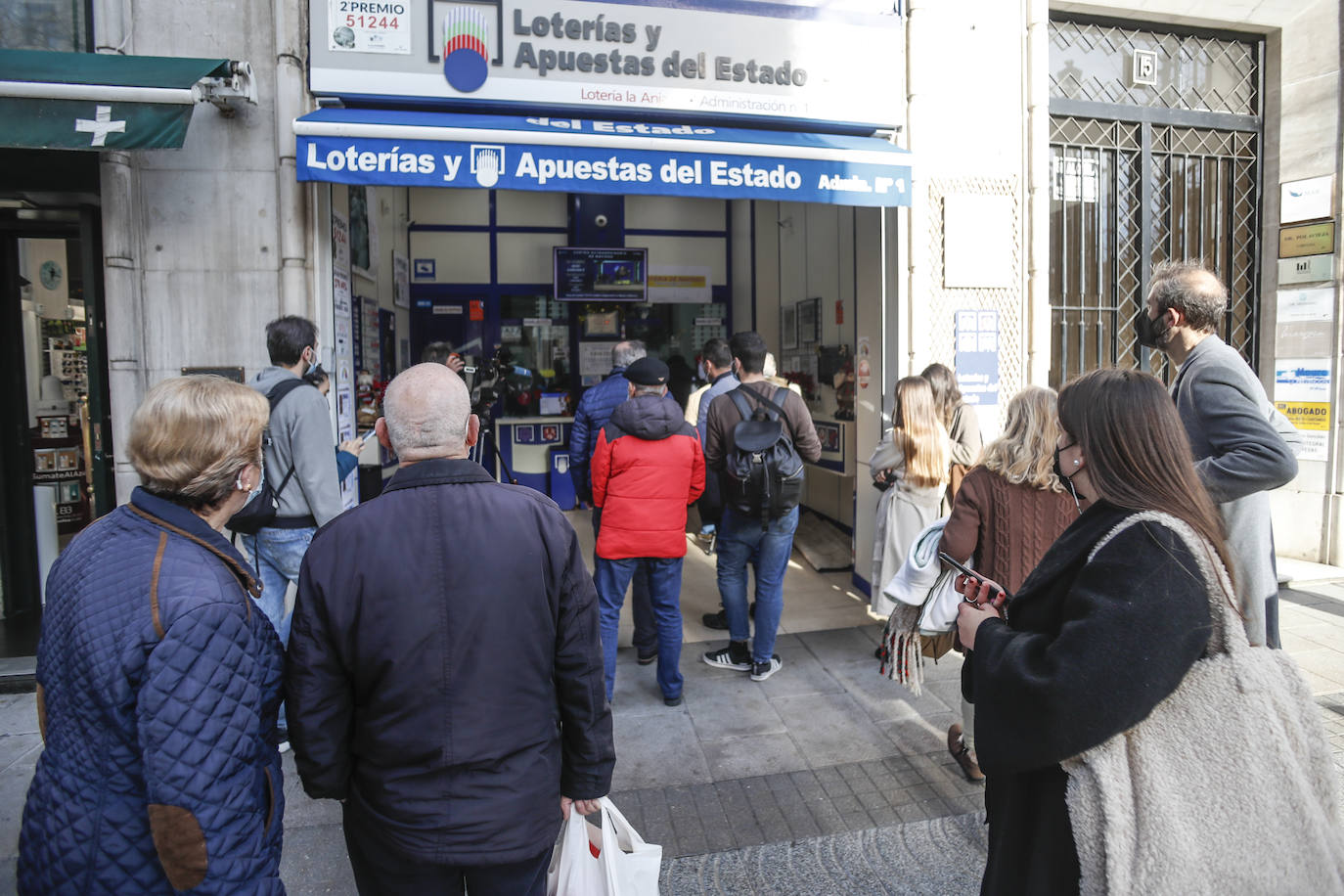 Clientes a la puerta de la administración de Calvo Sotelo donde se ha vendido el número 42.833.