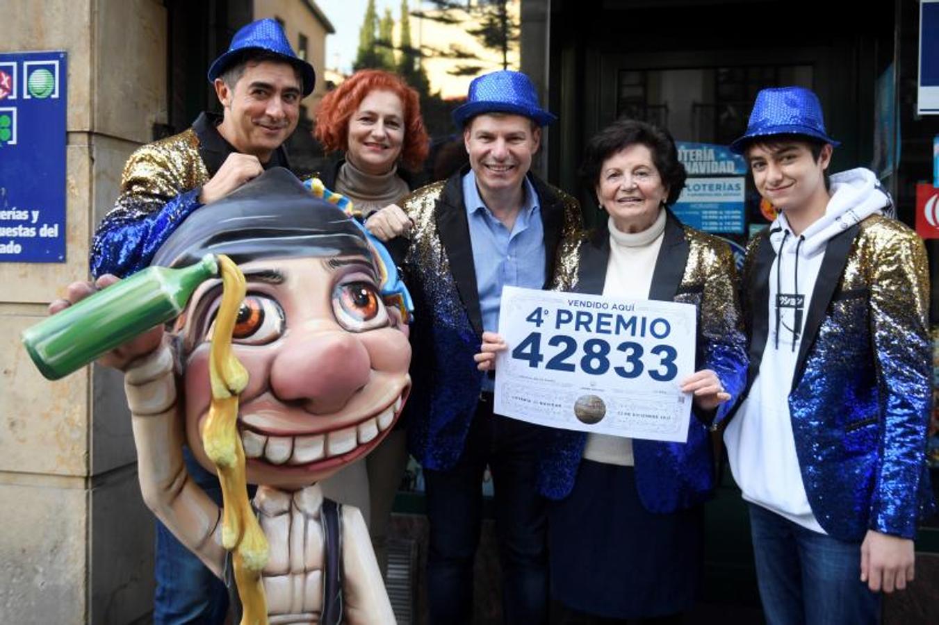 Los trabajadores de una administración de Oviedo celebran haber vendido el cuarto premio.