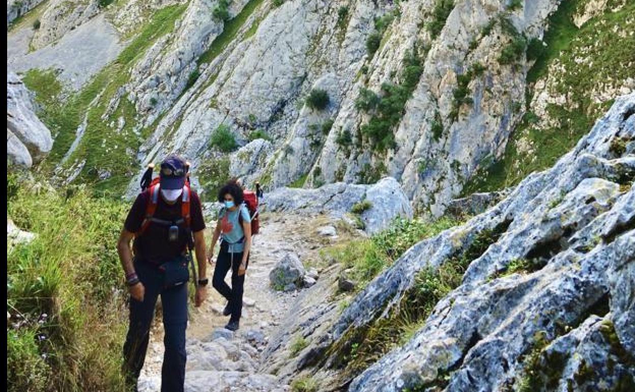 Senderistas en la Ruta del Cares, en los Picos de Europa. 