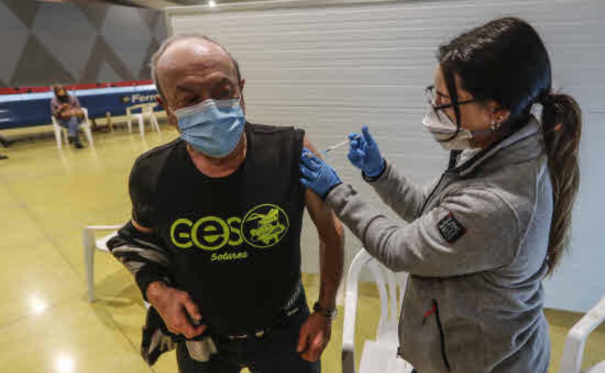 Vacunación de la tercera dosis contra el coronavirus en el Palacio de los Deportes, este martes.