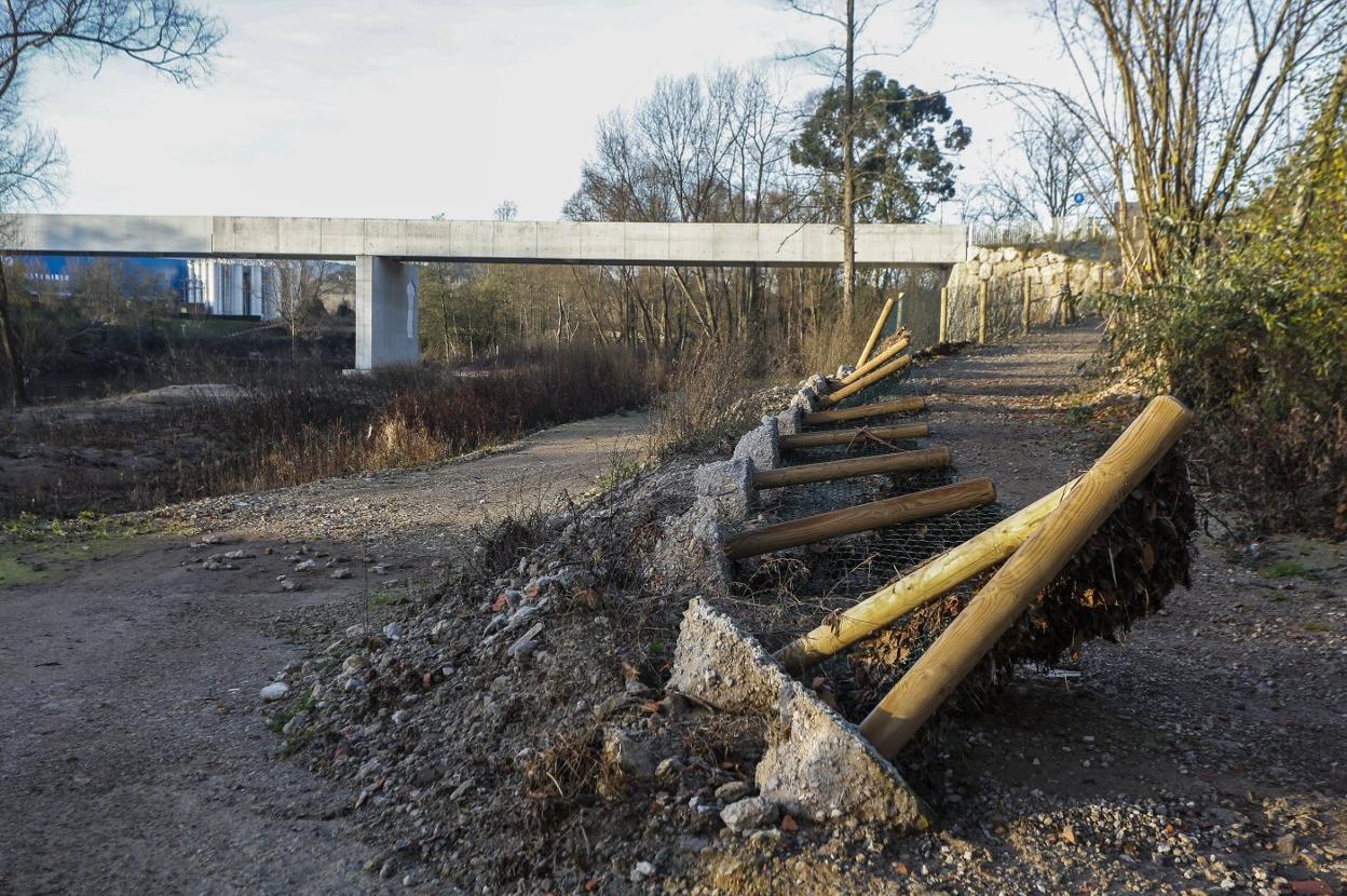 La valla metálica permanece caída en los accesos a la pasarela peatonal sobre el río y a la zona del Patatal. 