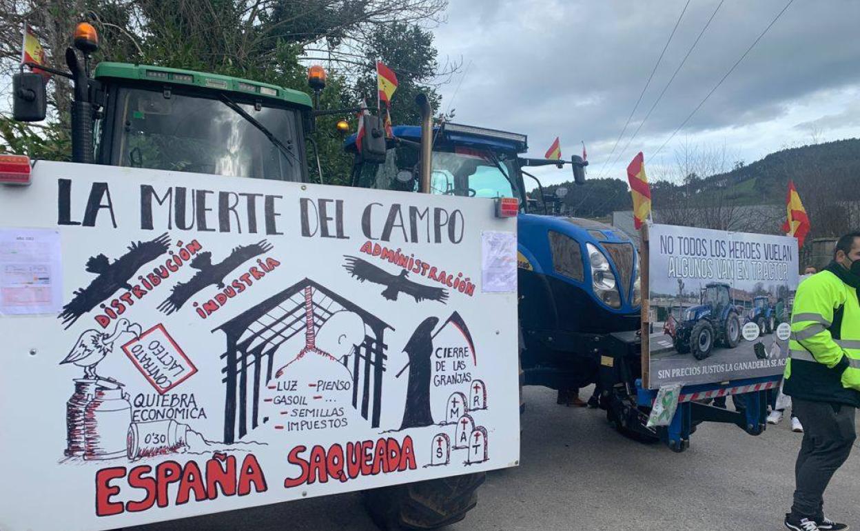 Imagen de dos de los tractores que han participado este jueves en la concentración de ganaderos en Meruelo.