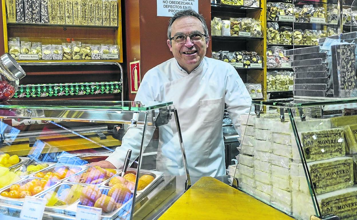 Alfredo Mira Iborra, en su tienda de Amós de Escalante, con algunos de sus productos. 