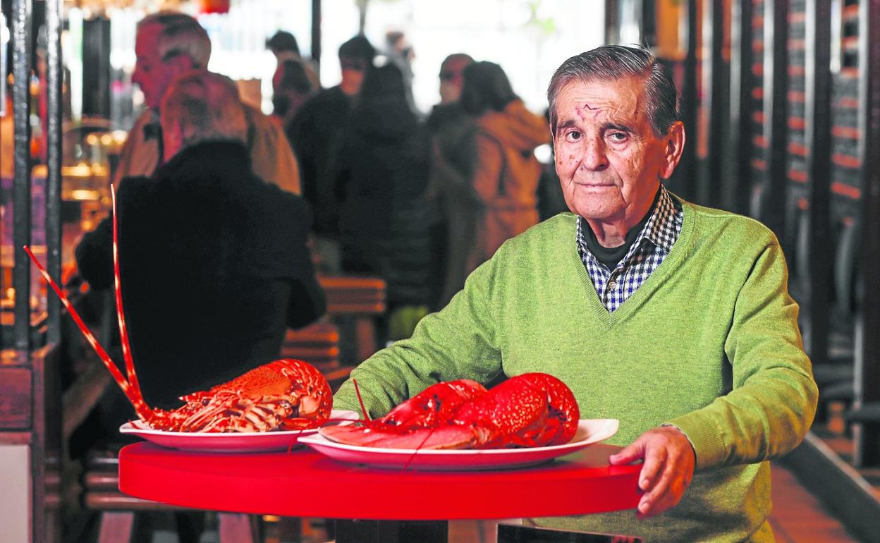 Antonio Núñez Seoane, «Toñín el del Puerto», con buenos ejemplares de langostas y bogavantes.