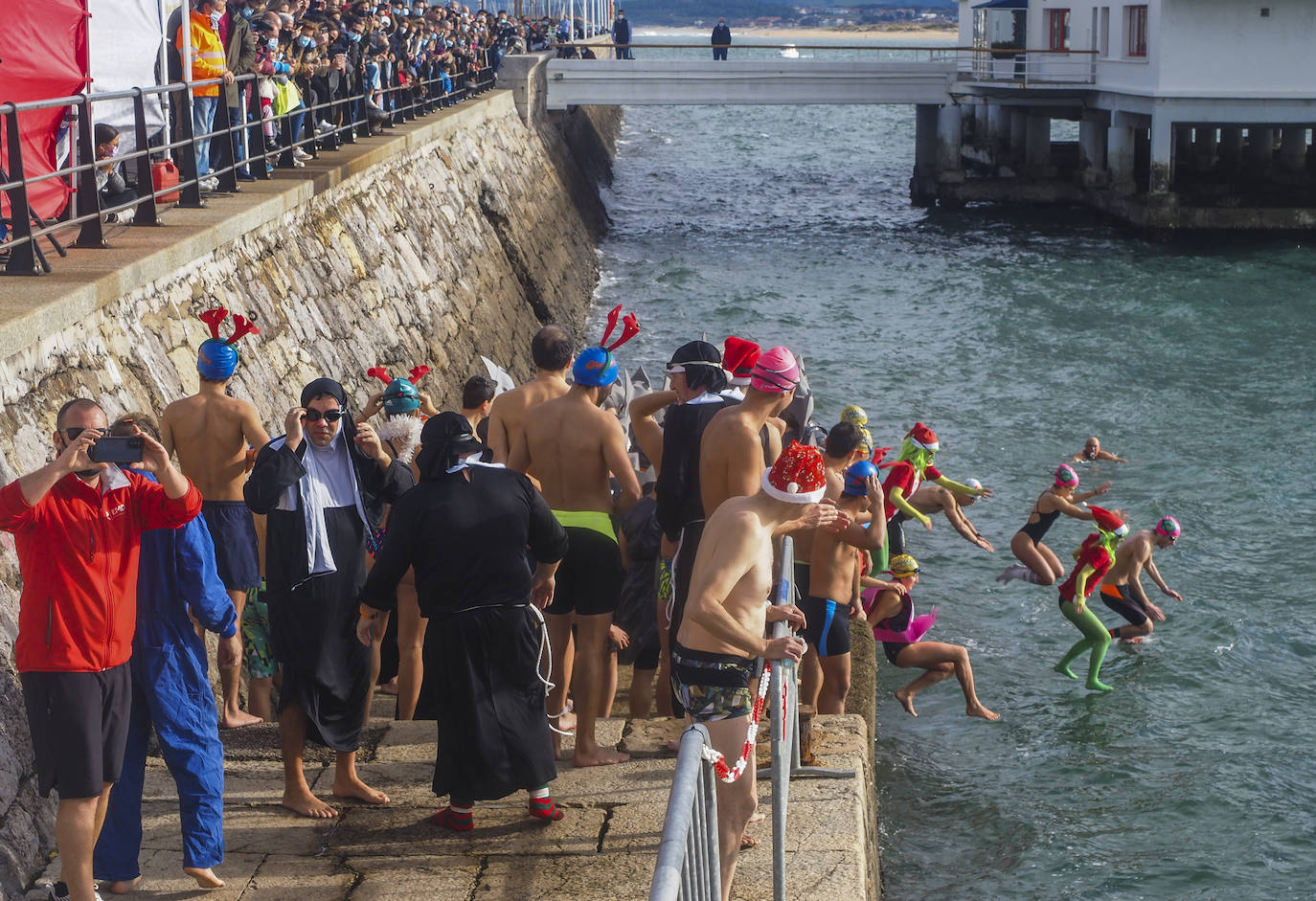 Fotos: Más de un centenar de valientes celebran la Navidad desde el agua