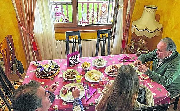 Mar Vélez, tras dar positivo, cenó y comió fuera de la casa y se comunicó con la familia a través de la ventana. 