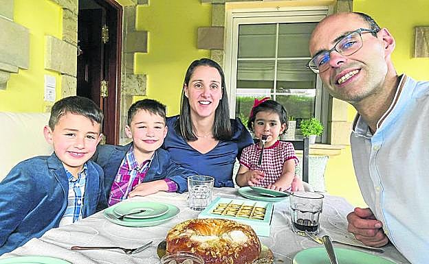La familia Martín Cuesta posa durante la comida de Navidad. 