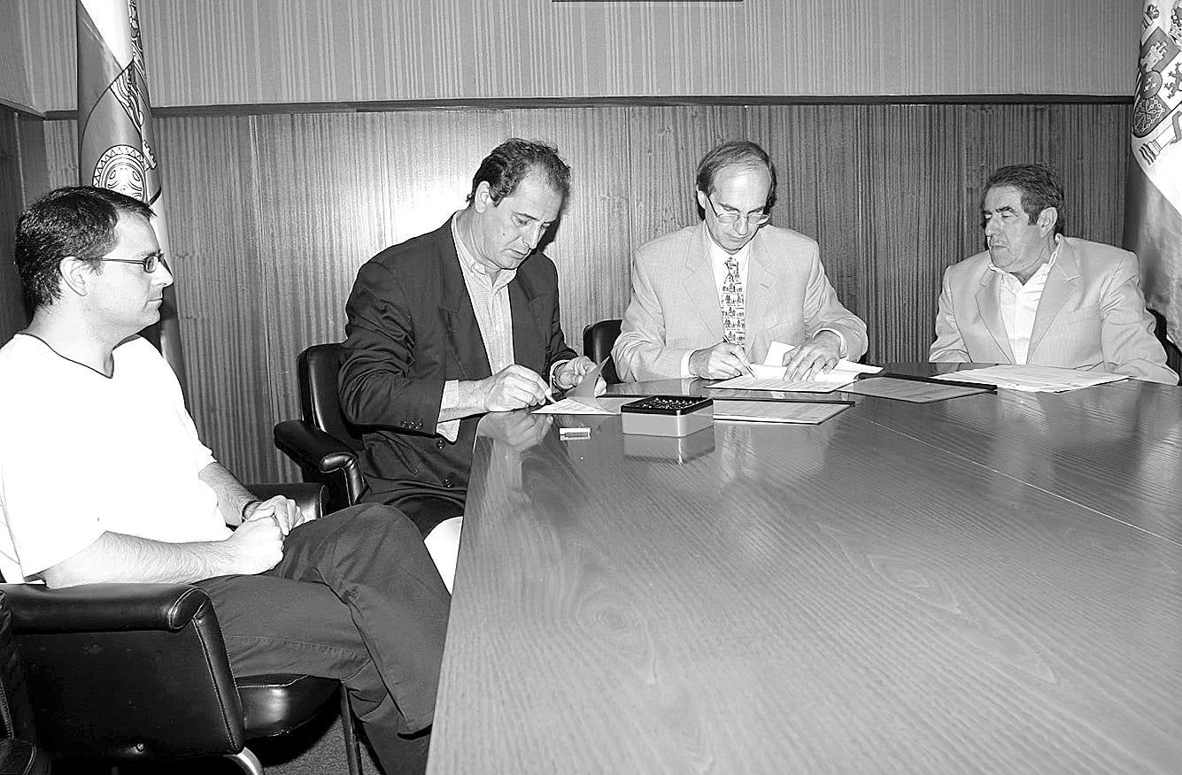 Imagen de junio de 2001 de la firma de un convenio para la redacción del Plan Especial del Conjunto Histórico de Agüero ente el entonces consejero José Antonio Cagigas y el alcalde de Marina de Cudeyo, Severiano Ballesteros.