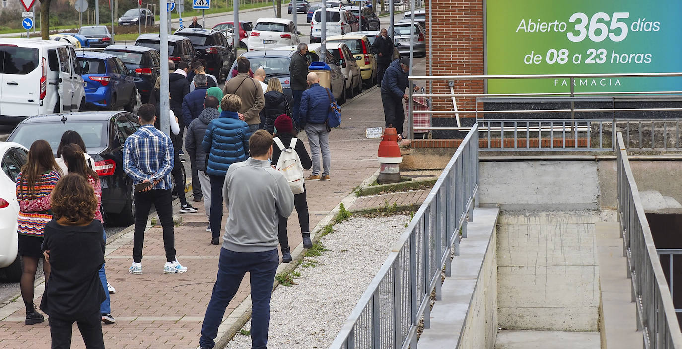 Las citas sociales de estas fechas multiplican la demanda y dejan sin stock a algunos establecimientos, que hasta enero tendrán problemas para reponer. Así están algunas calles próximas a las boticas abiertas en Santander