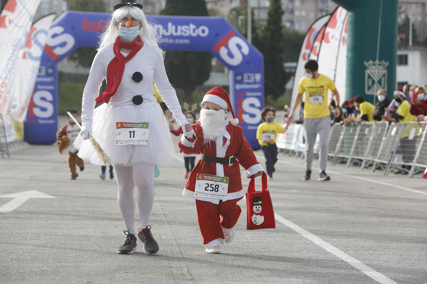 Fotos: Así ha transcurrido la San Silvestre de Torrelavega para recaudar alimentos para Cruz Roja