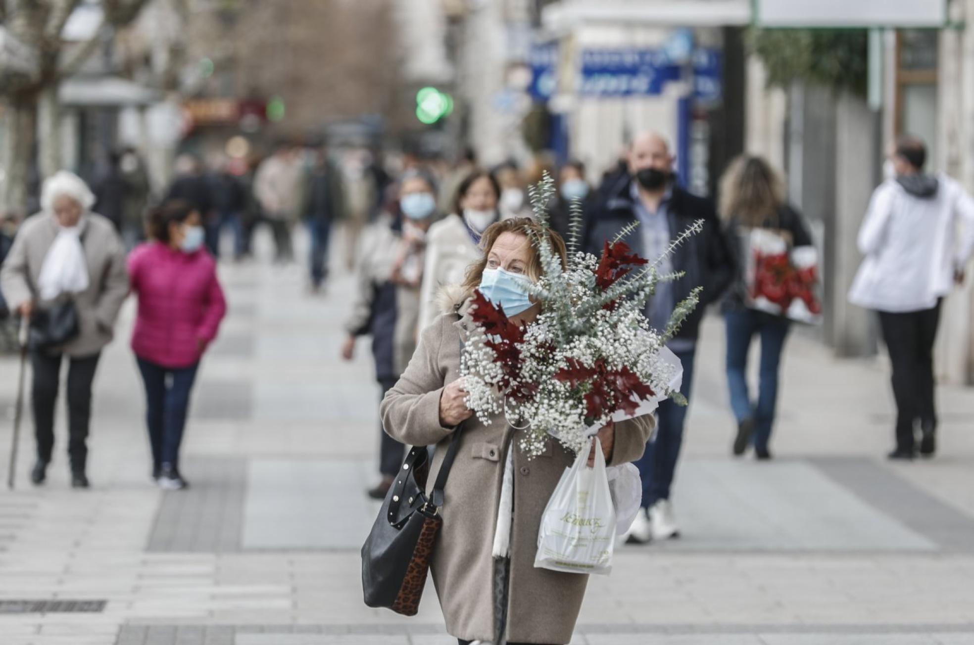 El uso obligatorio de la mascarilla en exteriores es la única medida propuesta por el Gobierno central para frenar la sexta ola. 