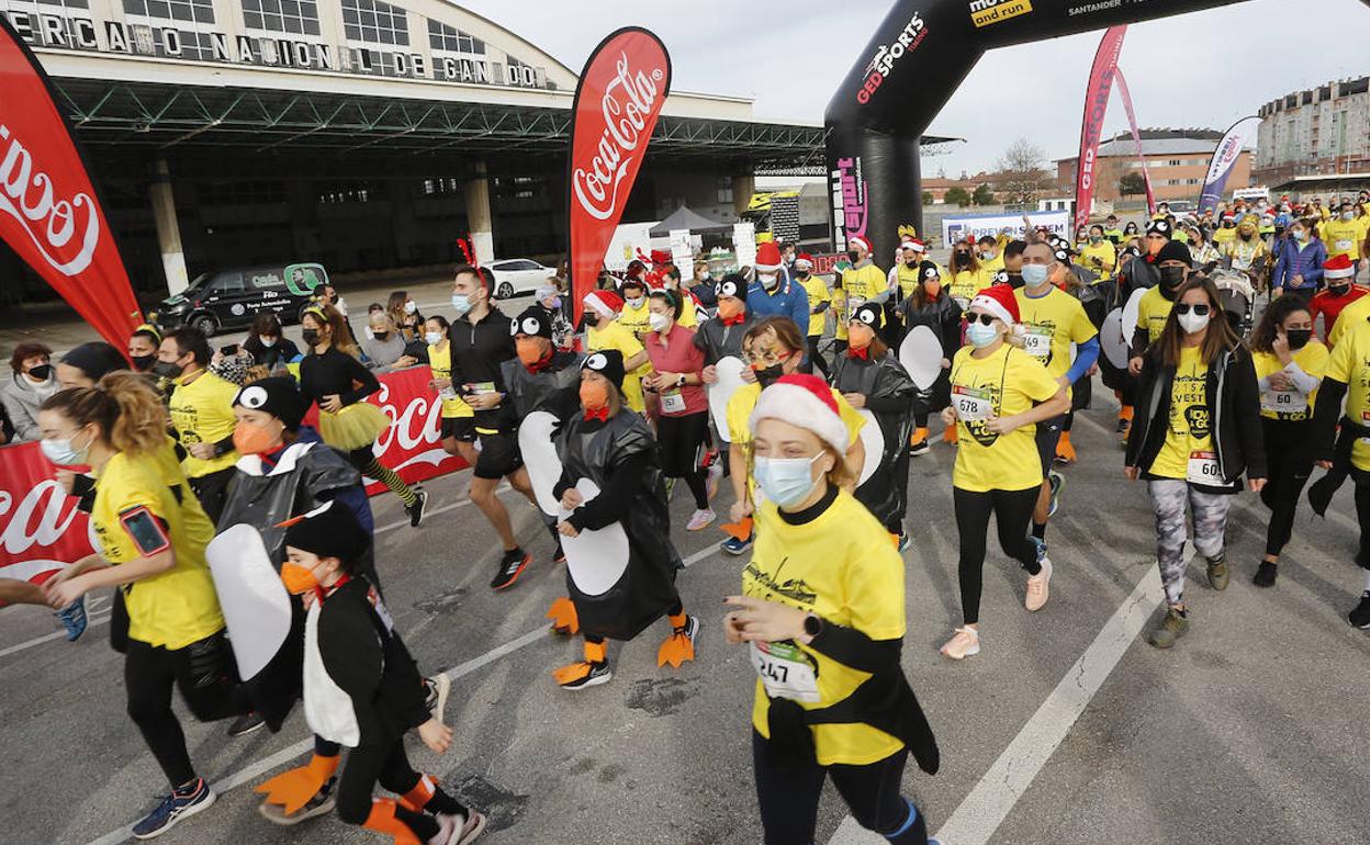 Atletas, populares, padres y niños compartieron zancadas y recorrido por las calles de Torrelavega en la San Silvestre de 2021. 