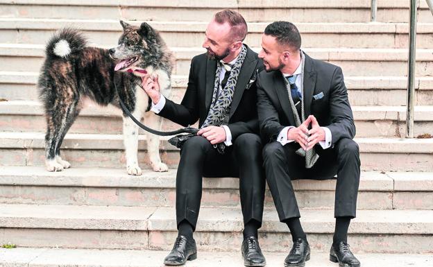 Óscar Vayas y Jesús Manso se casaron el pasado 16 de octubre en el Palacio de La Magdalena. La fecha original del enlace –como aparece reflejado en sus anillos– era el 28 de marzo de 2020, pero ante el estado de alarma tuvieron que aplazarla a junio y la celebraron de forma anecdótica. Un año después firmaron los papeles y se fueron de luna de miel. La gran fiesta tuvo que esperar y en ella participó su perro Haiku.