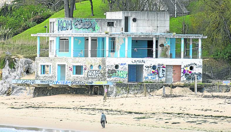 La Horadada. Tras años de abandono, el edificio ya se está desmontando y la previsión es que en abril ya no quede rastro de él. 