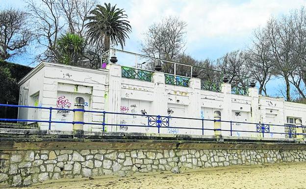 Edificio Rema. Este antiguo chiringuito se debate entre la demolición y la rehabilitación para reabrir como escuela de surf. 