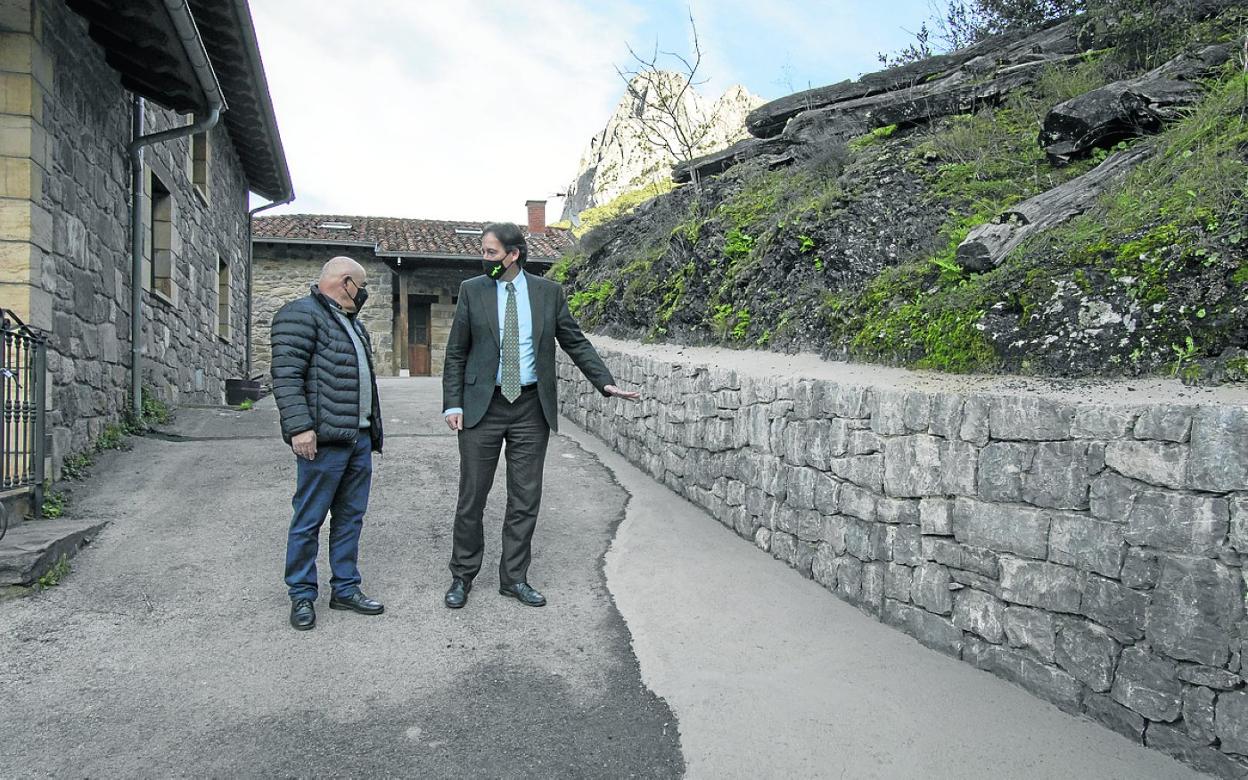 El consejero durante su visita a Lebeña. 