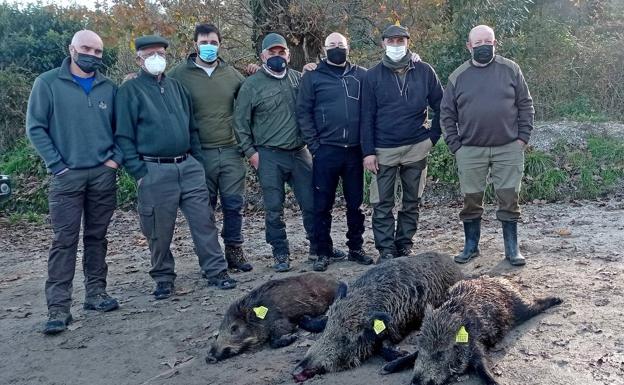 Miembros de la cuadrilla 23, de Los Corrales, con tres ejemplares cazados en Coo.